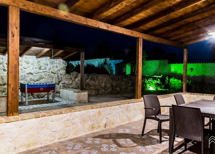 Semesterbostad Big *